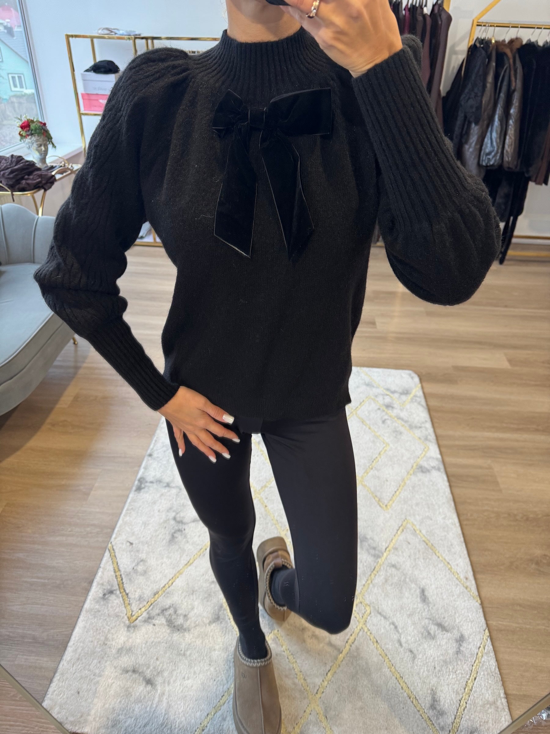Moteriškas juodas megztinis su kaspinu KAMA shop