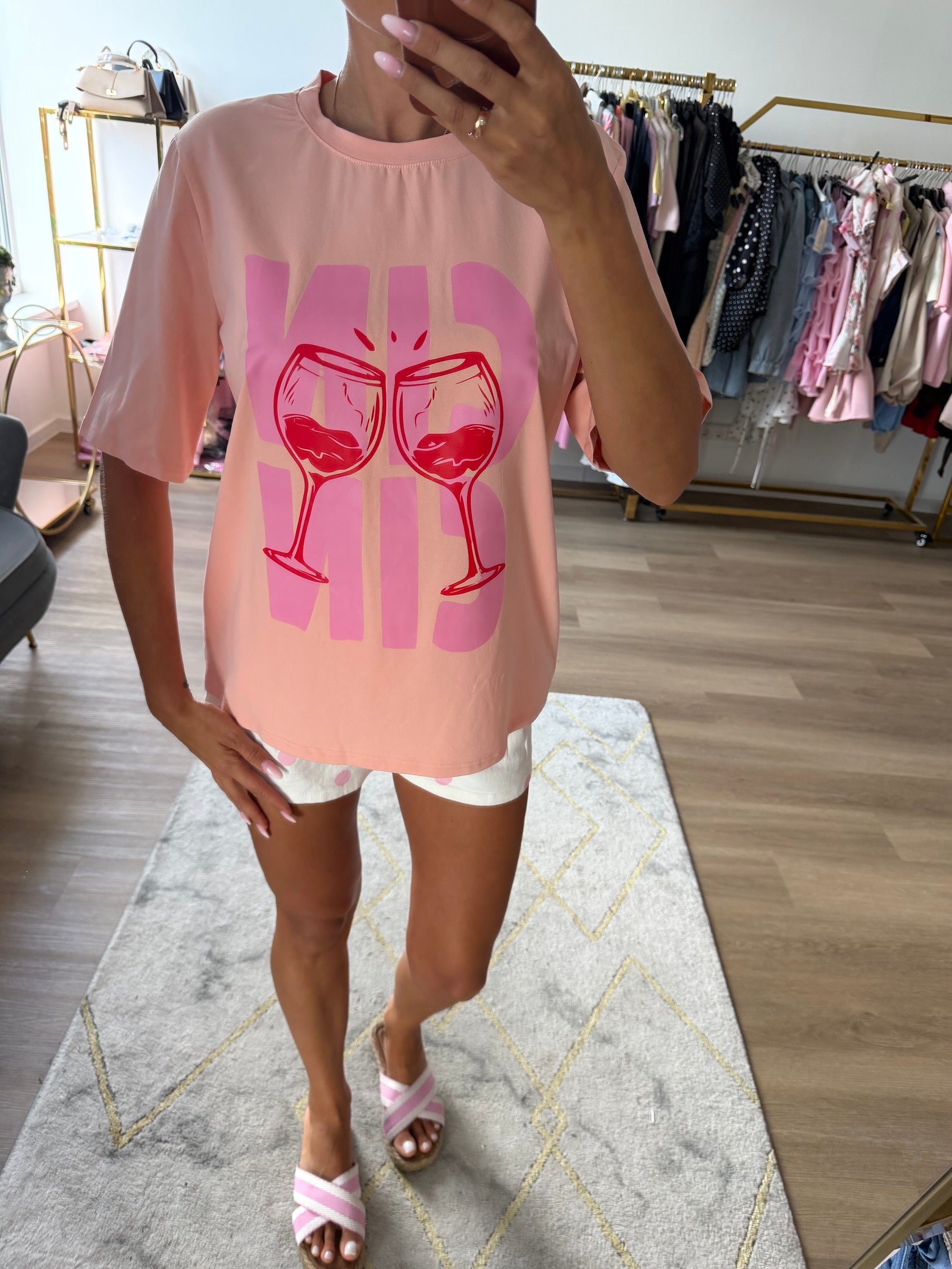 peach moteriški marškinėliai su vyno taurių spaudiniu priekyje.