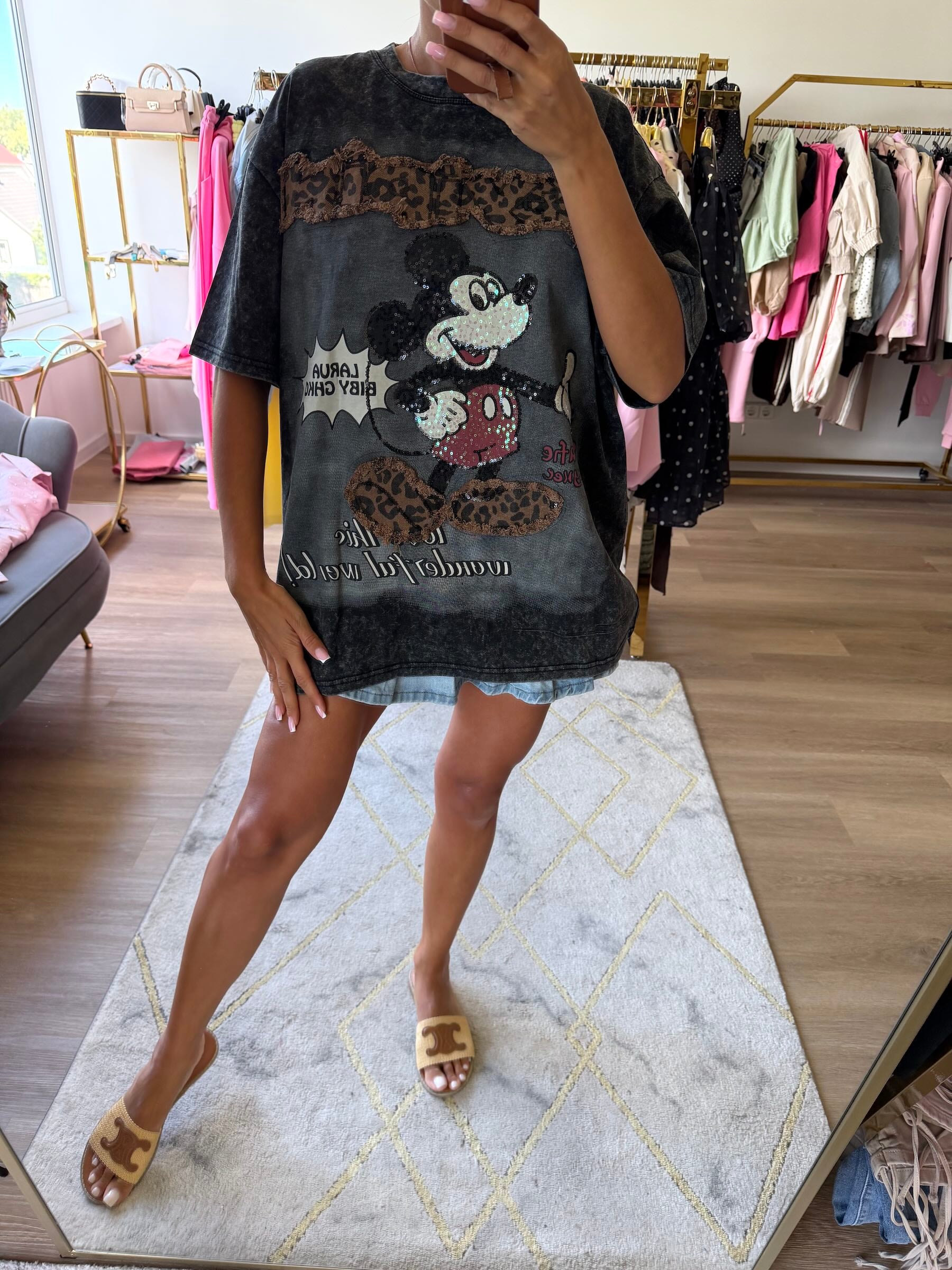 Pilki oversized marškinėliai su Mickey aplikacija, leopardo rašto detalėmis ir blizgiomis dekoracijomis.
